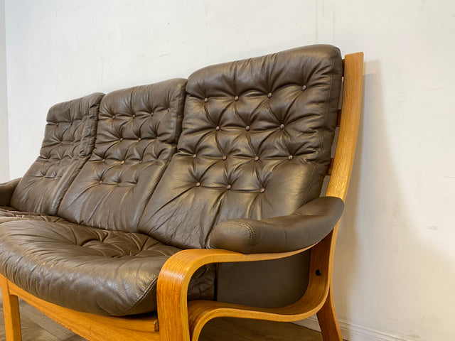 WMK I Stilvolles skandinavische Sofa mit gestepptem braunem Echtleder Bezug I Norwegen 1970er I Couch Ledercouch Ledersofa 3-Sitzer 3er Sitzgarnitur Mid-Century Vintage Leder I