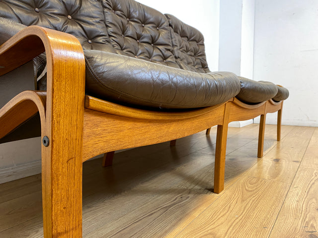 WMK I Stilvolles skandinavische Sofa mit gestepptem braunem Echtleder Bezug I Norwegen 1970er I Couch Ledercouch Ledersofa 3-Sitzer 3er Sitzgarnitur Mid-Century Vintage Leder I