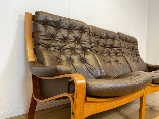 WMK I Stilvolles skandinavische Sofa mit gestepptem braunem Echtleder Bezug I Norwegen 1970er I Couch Ledercouch Ledersofa 3-Sitzer 3er Sitzgarnitur Mid-Century Vintage Leder I