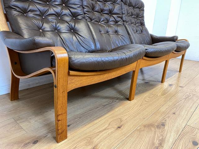 WMK I Stilvolles skandinavische Sofa mit gestepptem braunem Echtleder Bezug I Norwegen 1970er I Couch Ledercouch Ledersofa 3-Sitzer 3er Sitzgarnitur Mid-Century Vintage Leder I