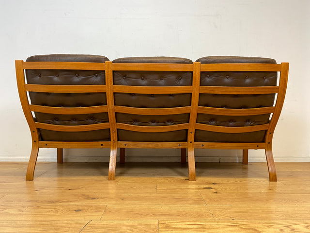WMK I Stilvolles skandinavische Sofa mit gestepptem braunem Echtleder Bezug I Norwegen 1970er I Couch Ledercouch Ledersofa 3-Sitzer 3er Sitzgarnitur Mid-Century Vintage Leder I