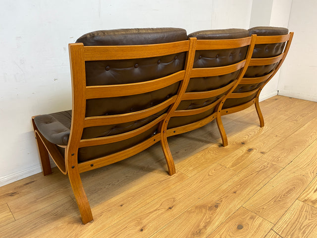 WMK I Stilvolles skandinavische Sofa mit gestepptem braunem Echtleder Bezug I Norwegen 1970er I Couch Ledercouch Ledersofa 3-Sitzer 3er Sitzgarnitur Mid-Century Vintage Leder I