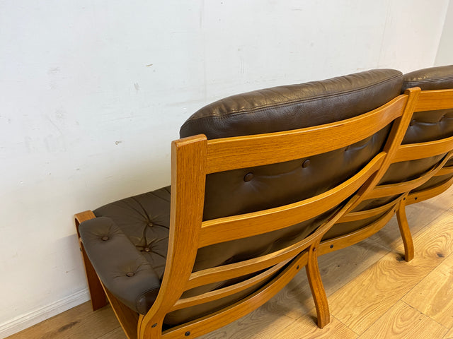 WMK I Stilvolles skandinavische Sofa mit gestepptem braunem Echtleder Bezug I Norwegen 1970er I Couch Ledercouch Ledersofa 3-Sitzer 3er Sitzgarnitur Mid-Century Vintage Leder I