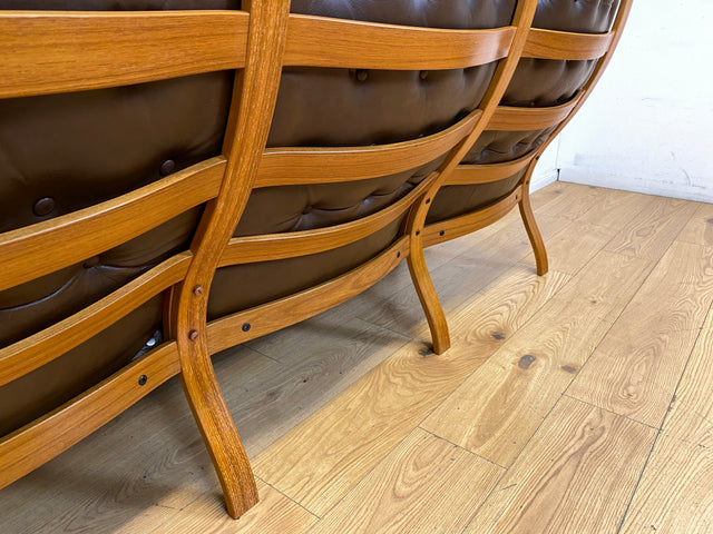 WMK I Stilvolles skandinavische Sofa mit gestepptem braunem Echtleder Bezug I Norwegen 1970er I Couch Ledercouch Ledersofa 3-Sitzer 3er Sitzgarnitur Mid-Century Vintage Leder I