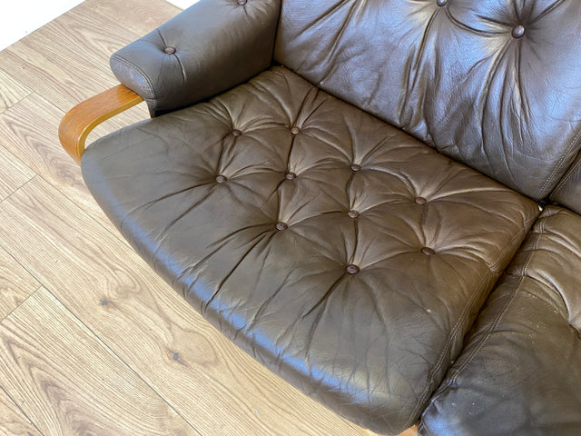 WMK I Stilvolles skandinavische Sofa mit gestepptem braunem Echtleder Bezug I Norwegen 1970er I Couch Ledercouch Ledersofa 3-Sitzer 3er Sitzgarnitur Mid-Century Vintage Leder I