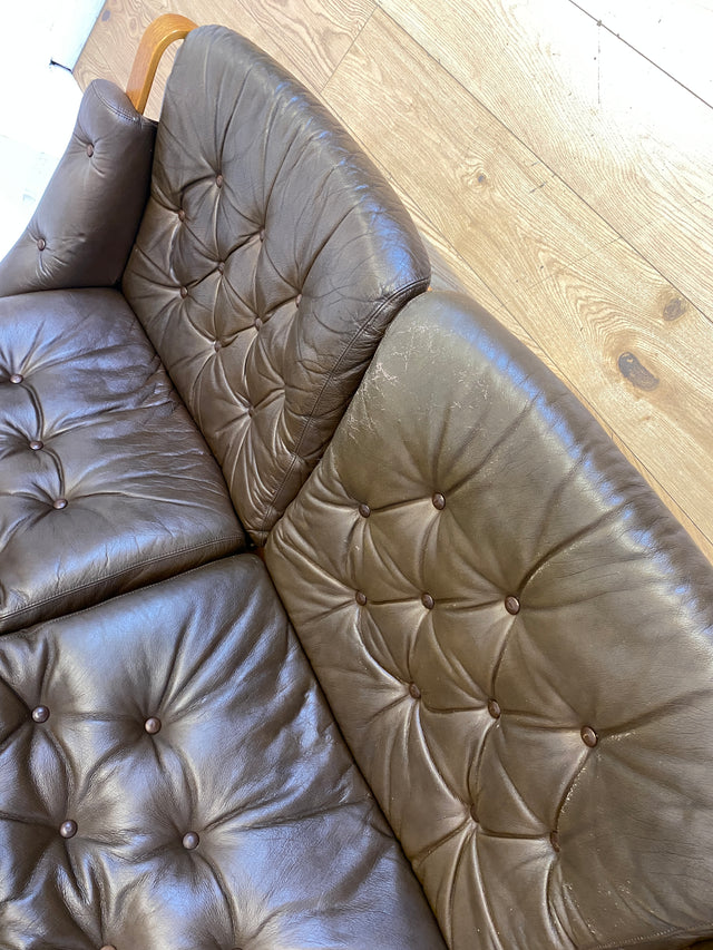 WMK I Stilvolles skandinavische Sofa mit gestepptem braunem Echtleder Bezug I Norwegen 1970er I Couch Ledercouch Ledersofa 3-Sitzer 3er Sitzgarnitur Mid-Century Vintage Leder I