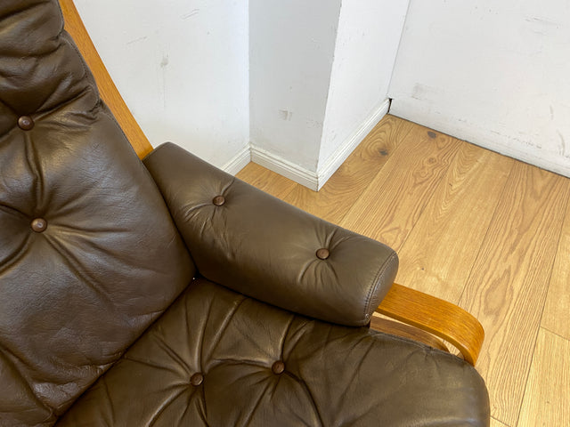 WMK I Stilvolles skandinavische Sofa mit gestepptem braunem Echtleder Bezug I Norwegen 1970er I Couch Ledercouch Ledersofa 3-Sitzer 3er Sitzgarnitur Mid-Century Vintage Leder I