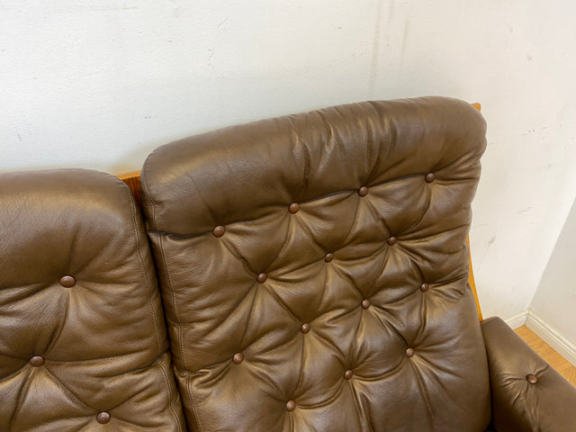 WMK I Stilvolles skandinavische Sofa mit gestepptem braunem Echtleder Bezug I Norwegen 1970er I Couch Ledercouch Ledersofa 3-Sitzer 3er Sitzgarnitur Mid-Century Vintage Leder I