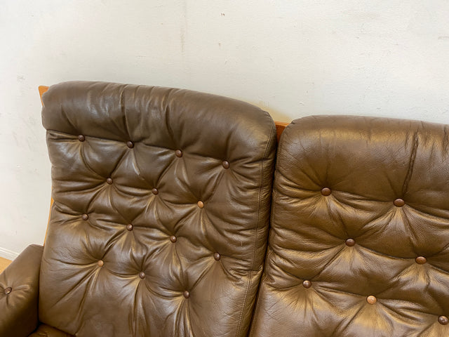 WMK I Stilvolles skandinavische Sofa mit gestepptem braunem Echtleder Bezug I Norwegen 1970er I Couch Ledercouch Ledersofa 3-Sitzer 3er Sitzgarnitur Mid-Century Vintage Leder I