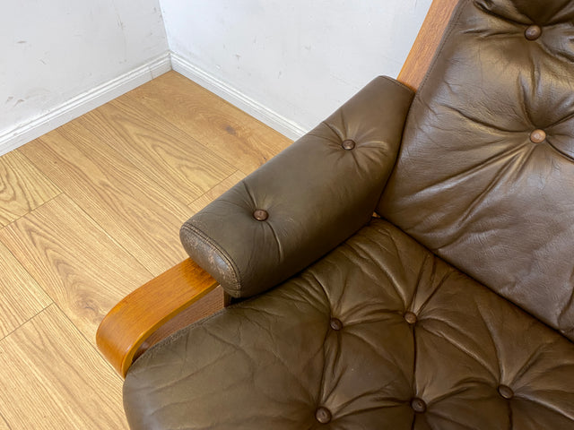 WMK I Stilvolles skandinavische Sofa mit gestepptem braunem Echtleder Bezug I Norwegen 1970er I Couch Ledercouch Ledersofa 3-Sitzer 3er Sitzgarnitur Mid-Century Vintage Leder I