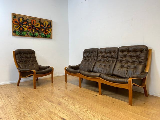 WMK I Stilvolles skandinavische Sofa mit gestepptem braunem Echtleder Bezug I Norwegen 1970er I Couch Ledercouch Ledersofa 3-Sitzer 3er Sitzgarnitur Mid-Century Vintage Leder I
