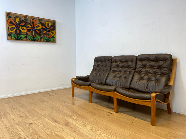 WMK I Stilvolles skandinavische Sofa mit gestepptem braunem Echtleder Bezug I Norwegen 1970er I Couch Ledercouch Ledersofa 3-Sitzer 3er Sitzgarnitur Mid-Century Vintage Leder I