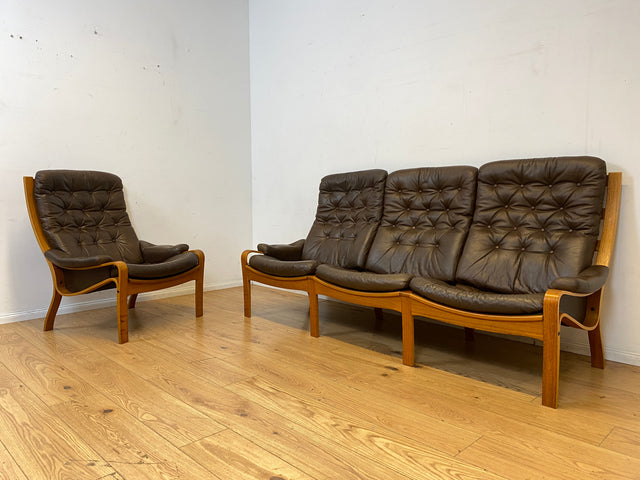 WMK I Stilvolles skandinavische Sofa mit gestepptem braunem Echtleder Bezug I Norwegen 1970er I Couch Ledercouch Ledersofa 3-Sitzer 3er Sitzgarnitur Mid-Century Vintage Leder I