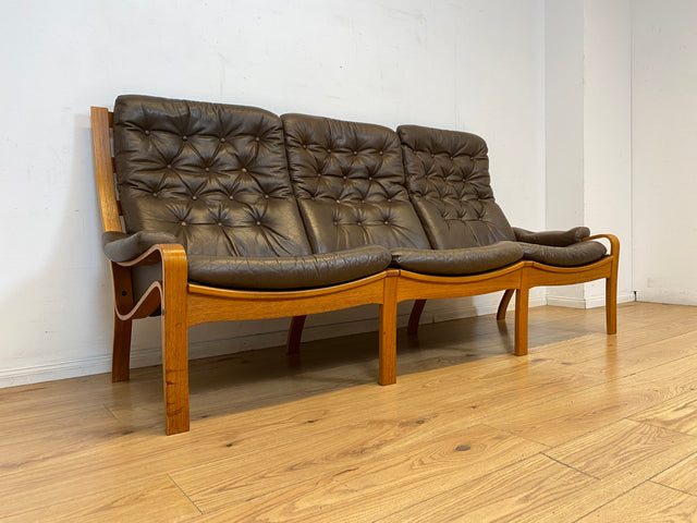 WMK I Stilvolles skandinavische Sofa mit gestepptem braunem Echtleder Bezug I Norwegen 1970er I Couch Ledercouch Ledersofa 3-Sitzer 3er Sitzgarnitur Mid-Century Vintage Leder I