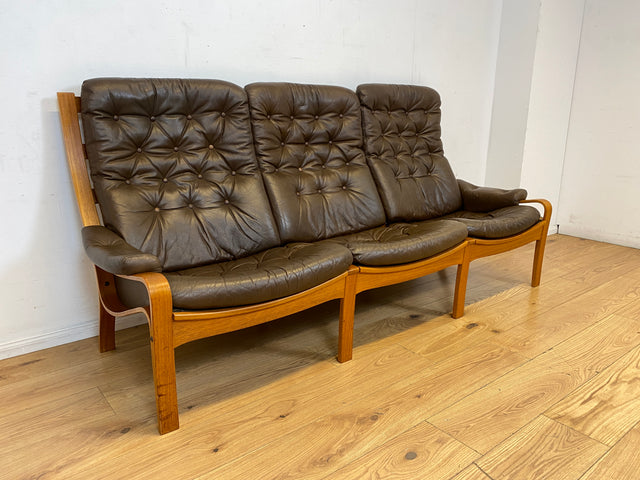 WMK I Stilvolles skandinavische Sofa mit gestepptem braunem Echtleder Bezug I Norwegen 1970er I Couch Ledercouch Ledersofa 3-Sitzer 3er Sitzgarnitur Mid-Century Vintage Leder I