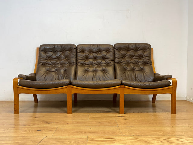 WMK I Stilvolles skandinavische Sofa mit gestepptem braunem Echtleder Bezug I Norwegen 1970er I Couch Ledercouch Ledersofa 3-Sitzer 3er Sitzgarnitur Mid-Century Vintage Leder I