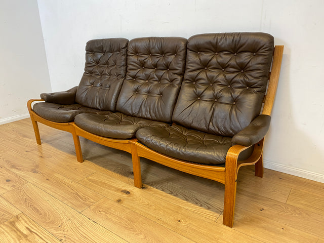 WMK I Stilvolles skandinavische Sofa mit gestepptem braunem Echtleder Bezug I Norwegen 1970er I Couch Ledercouch Ledersofa 3-Sitzer 3er Sitzgarnitur Mid-Century Vintage Leder I