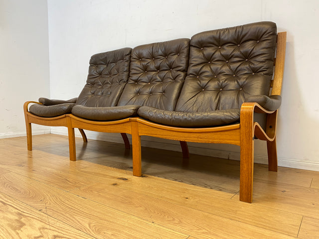 WMK I Stilvolles skandinavische Sofa mit gestepptem braunem Echtleder Bezug I Norwegen 1970er I Couch Ledercouch Ledersofa 3-Sitzer 3er Sitzgarnitur Mid-Century Vintage Leder I