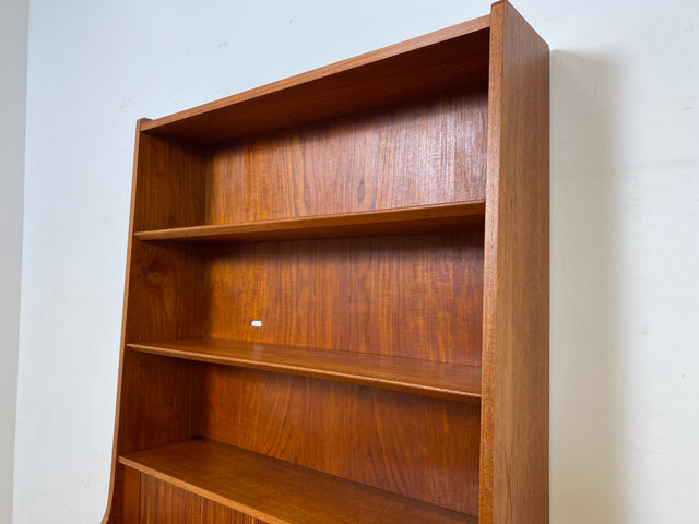 Stilvoller skandinavische Mid-Century Schreibschrank mit ausziehbarer Schreibfläche