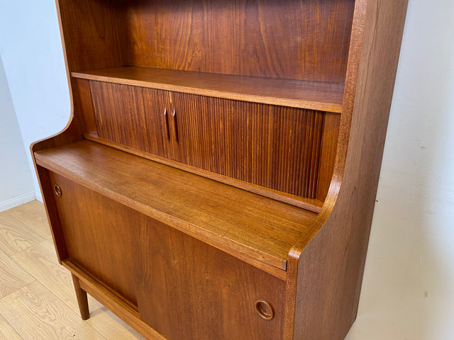 Stilvoller skandinavische Mid-Century Schreibschrank mit ausziehbarer Schreibfläche