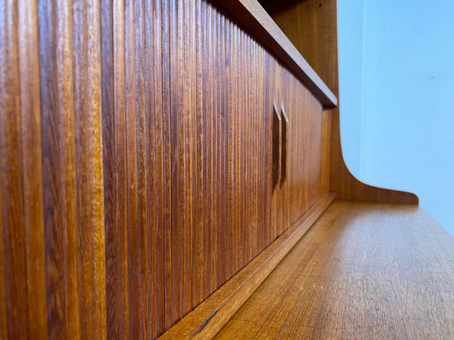 Stilvoller skandinavische Mid-Century Schreibschrank mit ausziehbarer Schreibfläche