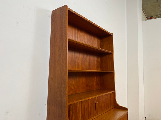 Stilvoller skandinavische Mid-Century Schreibschrank mit ausziehbarer Schreibfläche