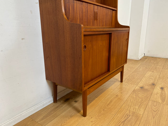 Stilvoller skandinavische Mid-Century Schreibschrank mit ausziehbarer Schreibfläche