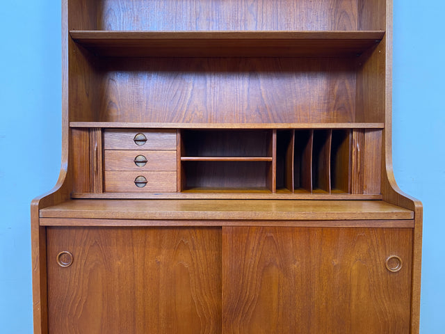 Stilvoller skandinavische Mid-Century Schreibschrank mit ausziehbarer Schreibfläche