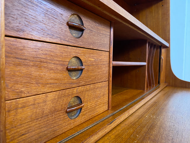 Stilvoller skandinavische Mid-Century Schreibschrank mit ausziehbarer Schreibfläche