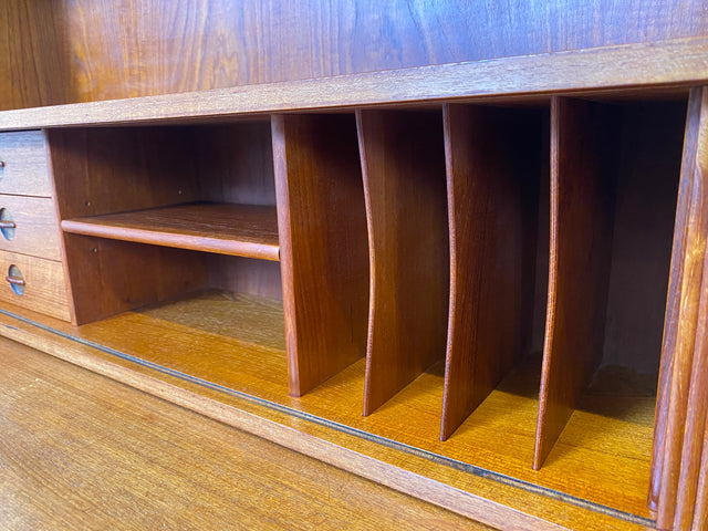 Stilvoller skandinavische Mid-Century Schreibschrank mit ausziehbarer Schreibfläche