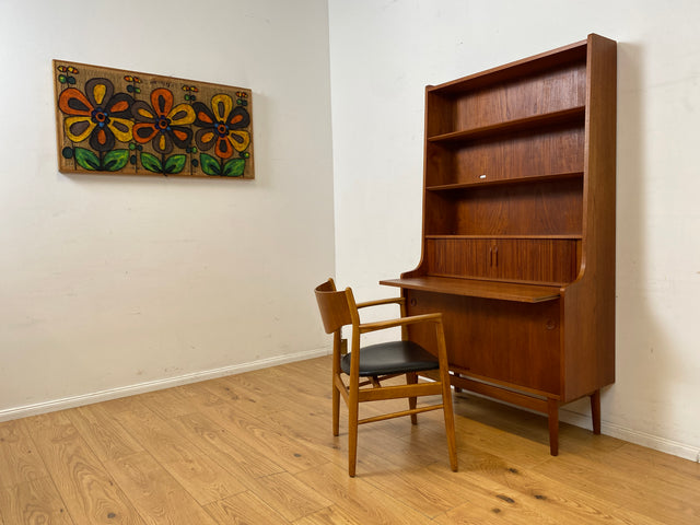 Stilvoller skandinavische Mid-Century Schreibschrank mit ausziehbarer Schreibfläche