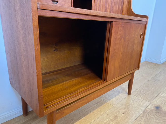 Stilvoller skandinavische Mid-Century Schreibschrank mit ausziehbarer Schreibfläche