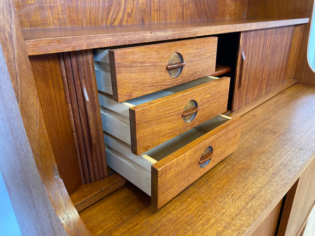 Stilvoller skandinavische Mid-Century Schreibschrank mit ausziehbarer Schreibfläche