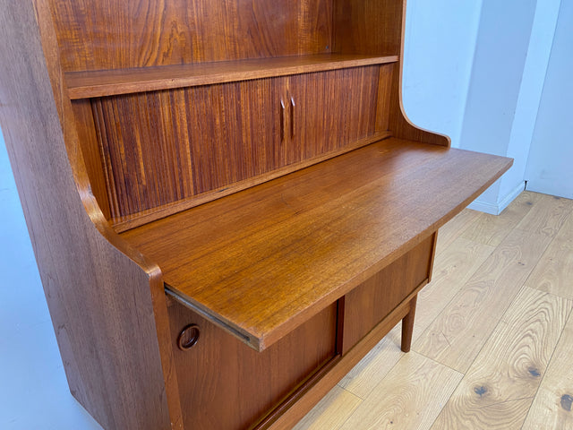 Stilvoller skandinavische Mid-Century Schreibschrank mit ausziehbarer Schreibfläche