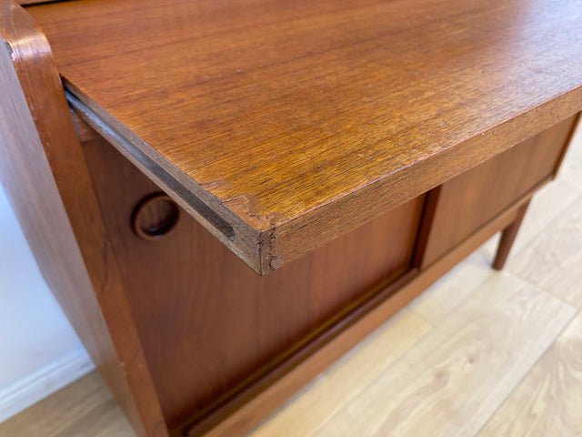 Stilvoller skandinavische Mid-Century Schreibschrank mit ausziehbarer Schreibfläche