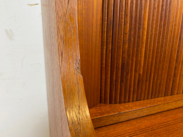 Stilvoller skandinavische Mid-Century Schreibschrank mit ausziehbarer Schreibfläche