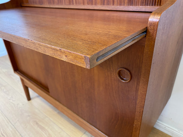 Stilvoller skandinavische Mid-Century Schreibschrank mit ausziehbarer Schreibfläche