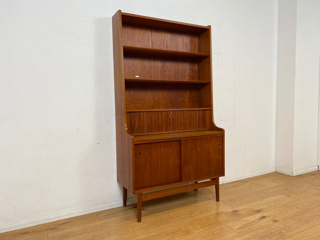 Stilvoller skandinavische Mid-Century Schreibschrank mit ausziehbarer Schreibfläche