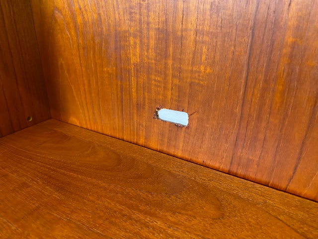 Stilvoller skandinavische Mid-Century Schreibschrank mit ausziehbarer Schreibfläche