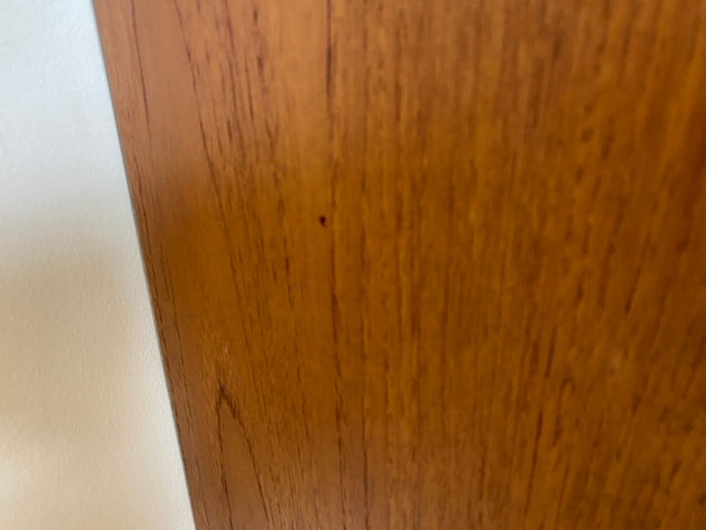 Stilvoller skandinavische Mid-Century Schreibschrank mit ausziehbarer Schreibfläche