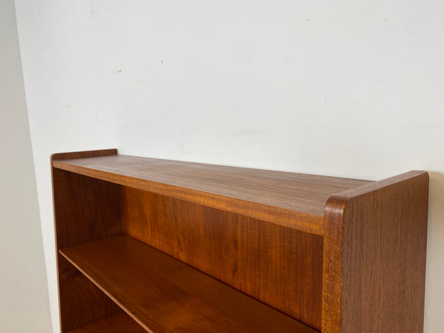 Stilvoller skandinavische Mid-Century Schreibschrank mit ausziehbarer Schreibfläche