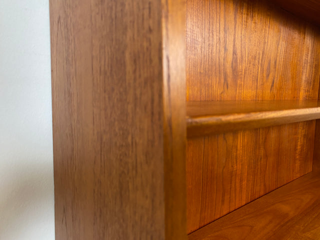 Stilvoller skandinavische Mid-Century Schreibschrank mit ausziehbarer Schreibfläche