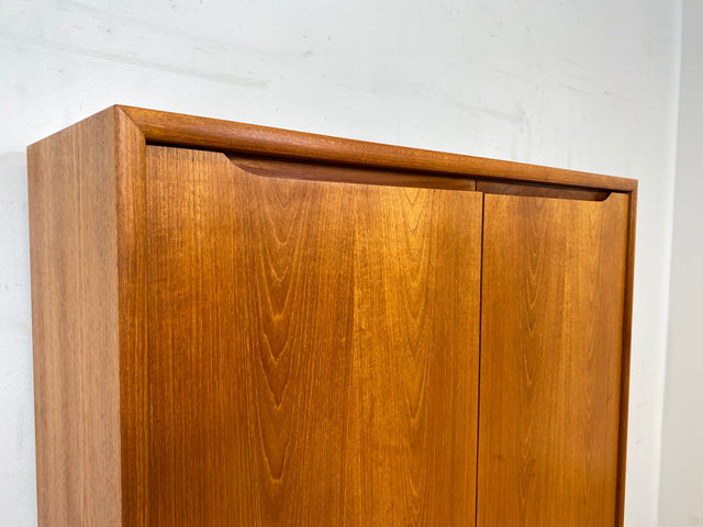 Stilvoller skandinavischer Schrank in Teakholz auf neuen Metallfüßen