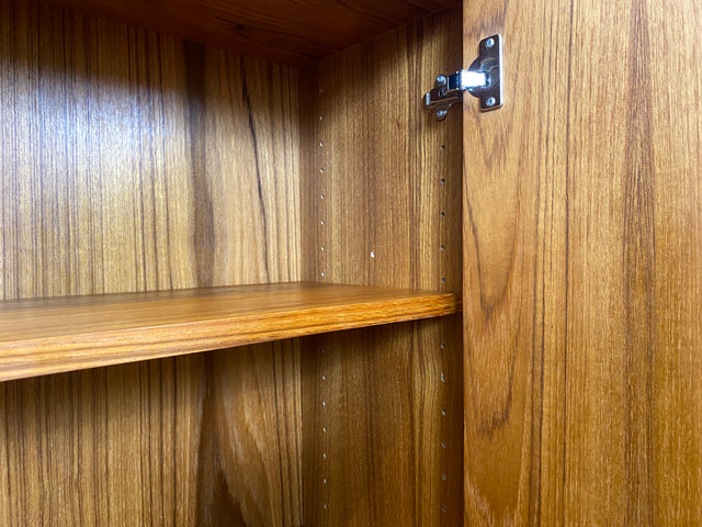 Stilvoller skandinavischer Schrank in Teakholz auf neuen Metallfüßen