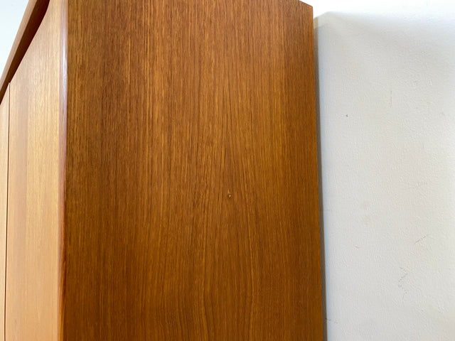 Stilvoller skandinavischer Schrank in Teakholz auf neuen Metallfüßen