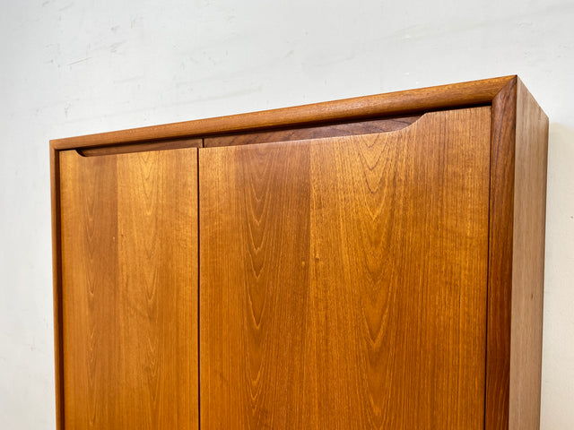 Stilvoller skandinavischer Schrank in Teakholz auf neuen Metallfüßen