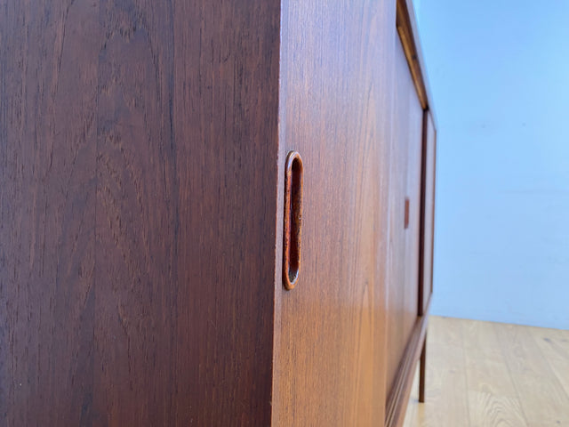 Stilvolles skandinavisches Mid-Century Highboard mit Schiebetüren & Schubladen I Vollholz in Teak I Schrank Sideboard Kommode Barschrank Anrichte Danish Design Vintage 60er