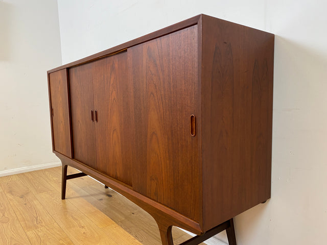 Stilvolles skandinavisches Mid-Century Highboard mit Schiebetüren & Schubladen I Vollholz in Teak I Schrank Sideboard Kommode Barschrank Anrichte Danish Design Vintage 60er