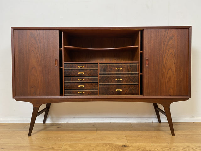 Stilvolles skandinavisches Mid-Century Highboard mit Schiebetüren & Schubladen I Vollholz in Teak I Schrank Sideboard Kommode Barschrank Anrichte Danish Design Vintage 60er