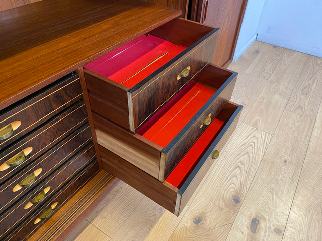 Stilvolles skandinavisches Mid-Century Highboard mit Schiebetüren & Schubladen I Vollholz in Teak I Schrank Sideboard Kommode Barschrank Anrichte Danish Design Vintage 60er